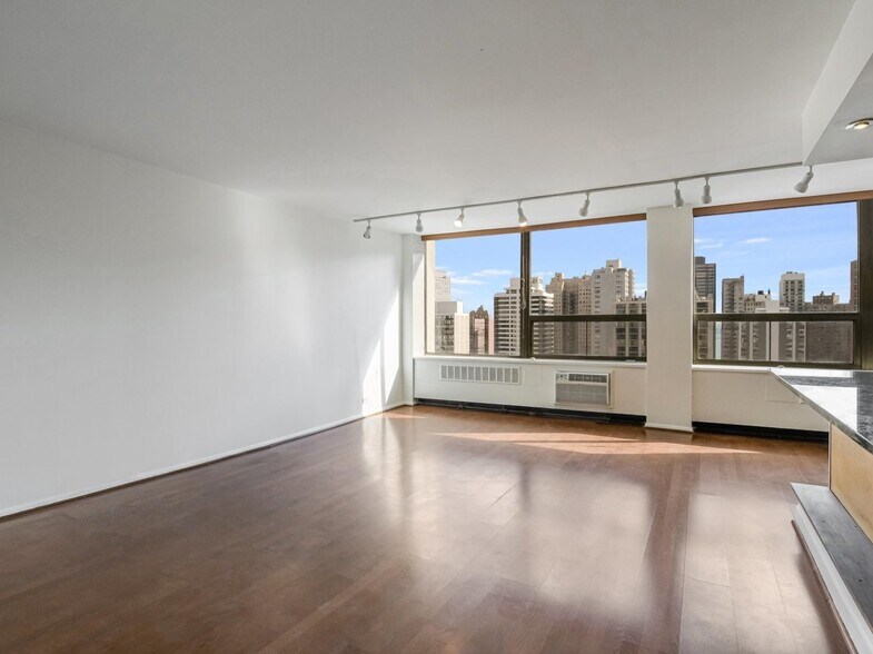 Building Photo - 1455 N Sandburg Ter