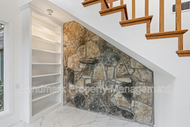 Building Photo - 317 Chandler Lake Ct