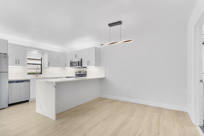 Building Photo - 2695 Albatross Rd N