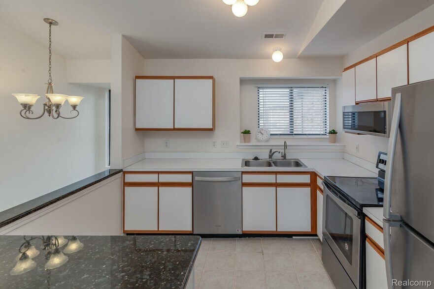 Building Photo - 42741 Lilley Pointe Dr