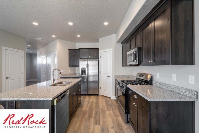 Building Photo - Spacious Townhome in Hurricane Heights