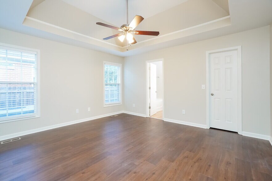 Building Photo - 649 Kingsway Dr
