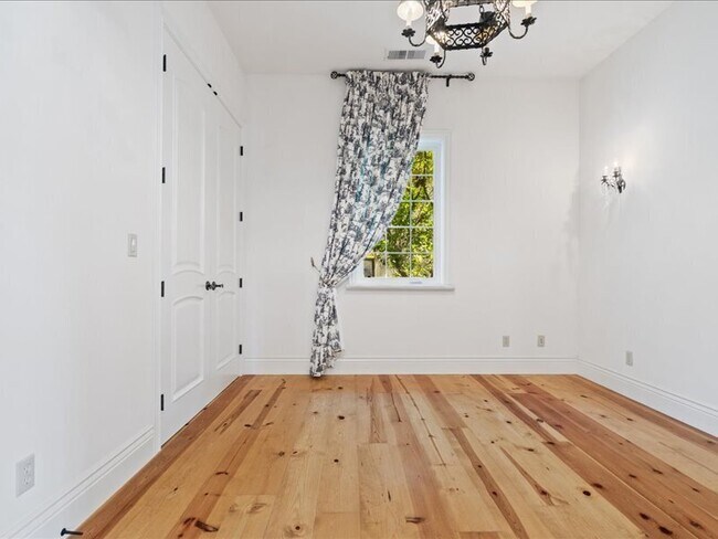 Building Photo - 265 Clear Ridge Dr