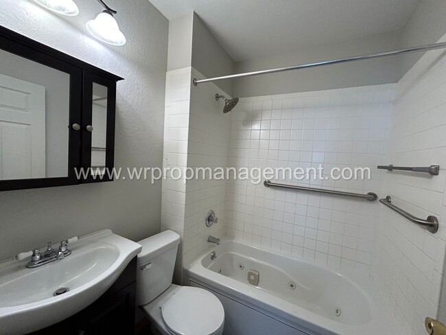 Building Photo - 2 Bed 1 Bath Home