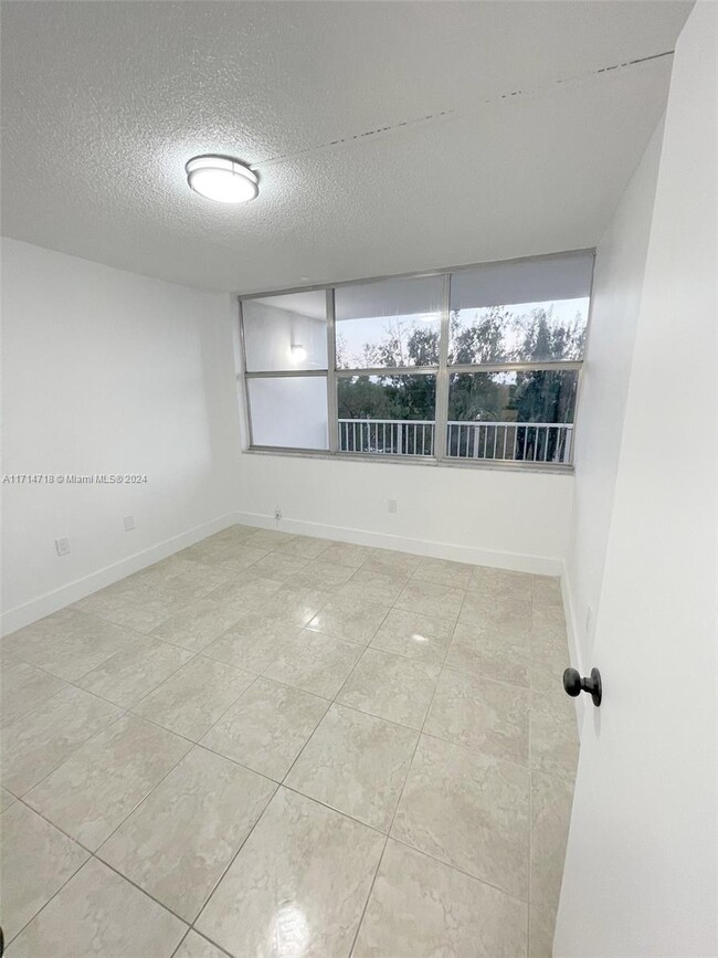 Building Photo - 1300 NE Miami Gardens Dr