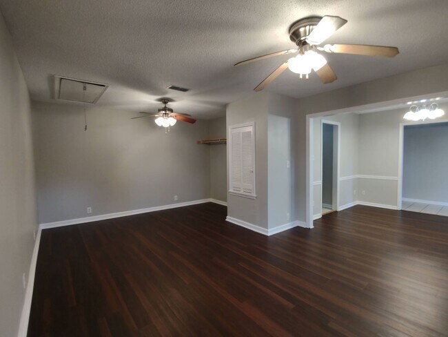 Building Photo - 602 Sand Ridge Rd