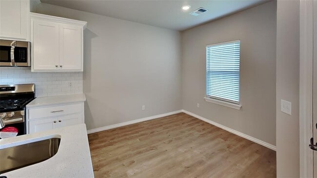 Building Photo - 6813 Labelle Dr