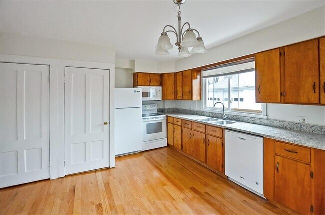 Building Photo - 292 Pleasant St