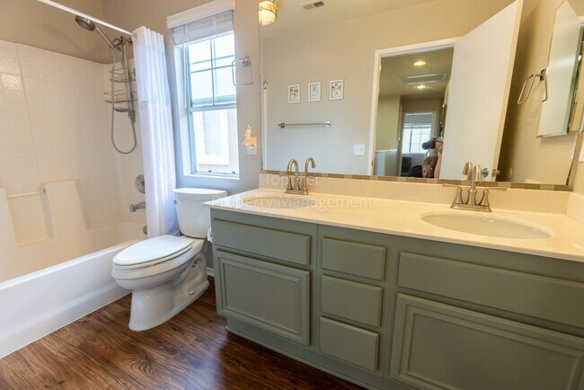 Building Photo - Gorgeous upgraded 4 bed 2.5 bath 2,216 sqft home with Remodeled Kitchen, Hardwood Floors, Tesla S...