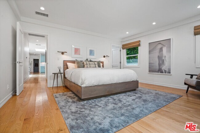 Building Photo - 215 S Medio Dr