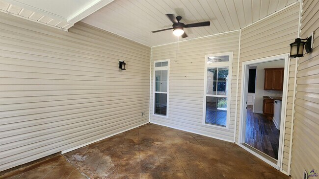 Building Photo - 502 Woods Edge Way