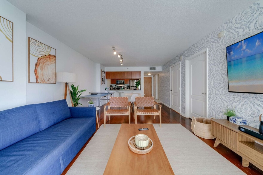 Building Photo - 1 SE 12th St