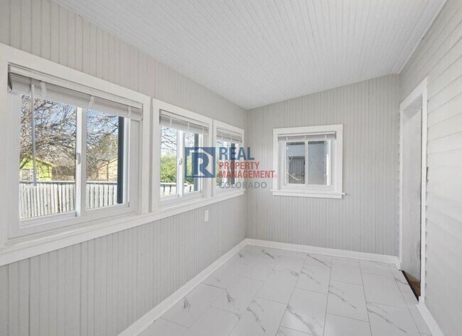 Building Photo - 3855 Cook St