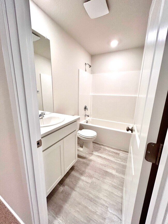 Building Photo - 10407 NE 119th Ave