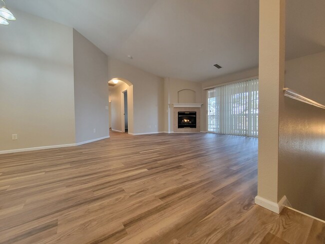 Building Photo - Spacious 2 bed, 2 bath townhome style cond...