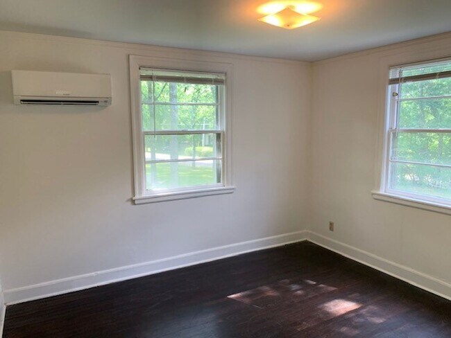 Building Photo - Charming 2 Bedroom Cottage in Green hills