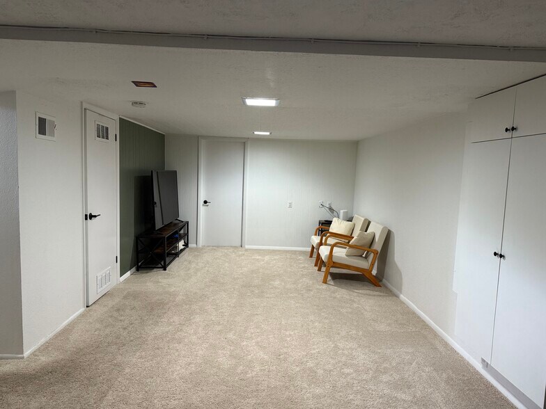 Building Photo - 6675 Fenton St