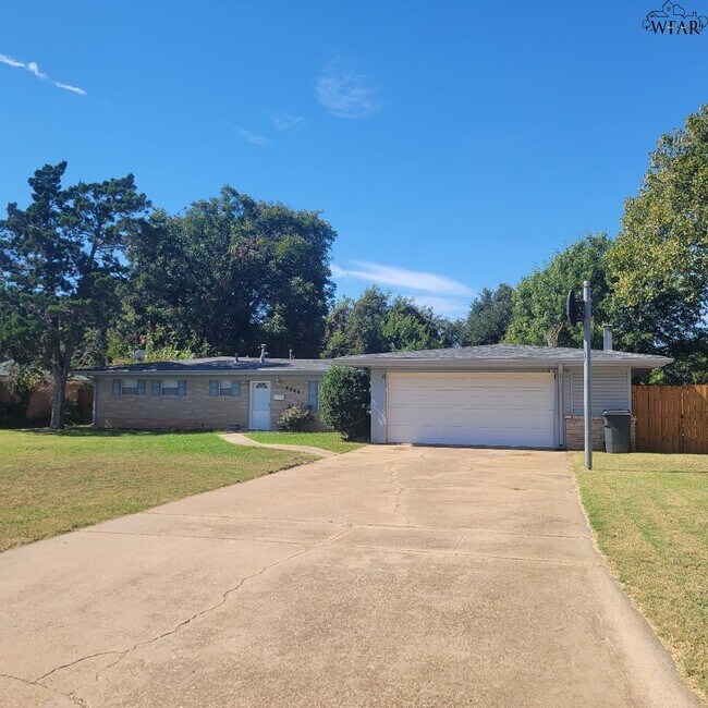 Building Photo - 4444 Phillips Dr