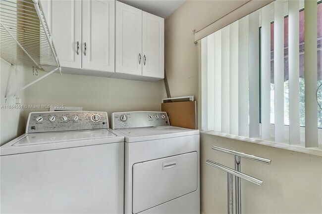 Building Photo - 5900 SW 44th Terrace