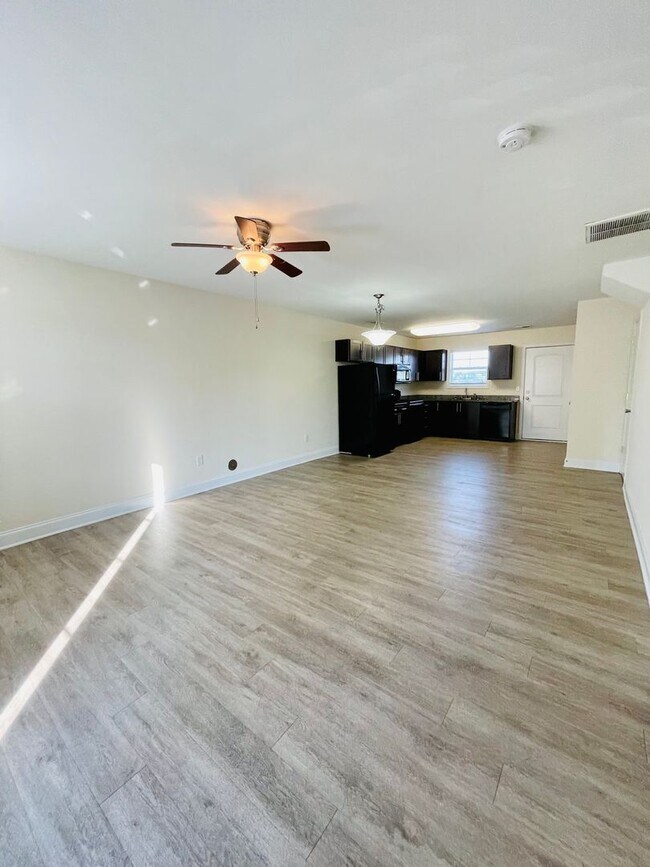 Building Photo - Nice 2 Bedroom, 2.5 Bath Townhouse