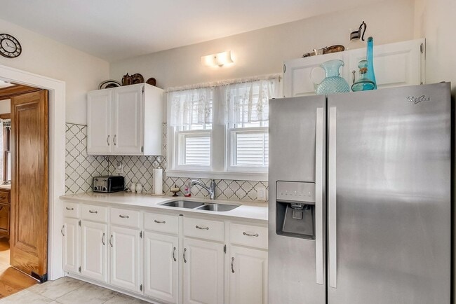 Building Photo - 2006 Grand Ave