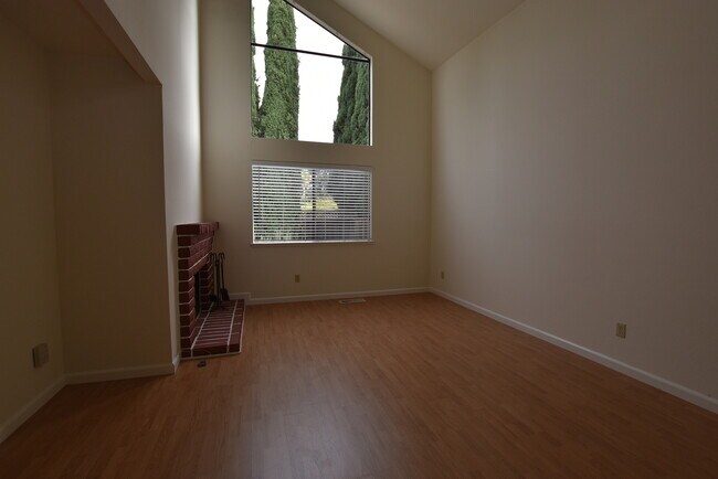 Building Photo - Bright Cambrian 3 Bedroom 2.5 Bath Home w/Office