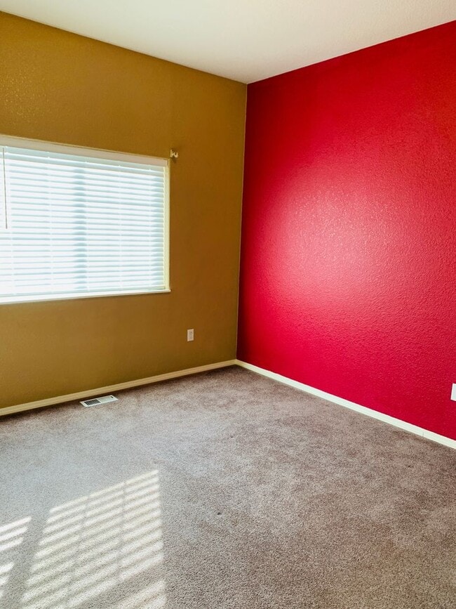 Building Photo - Large Yard - 3 Bed - 2 Bath - Pet Friendly