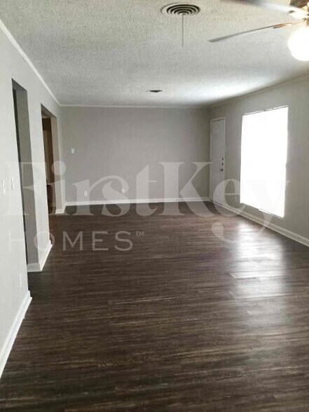 Building Photo - 7000 Meadowbrook Dr