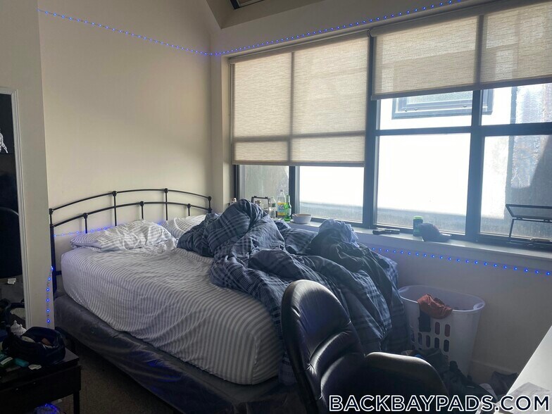 Building Photo - 1126 Boylston St