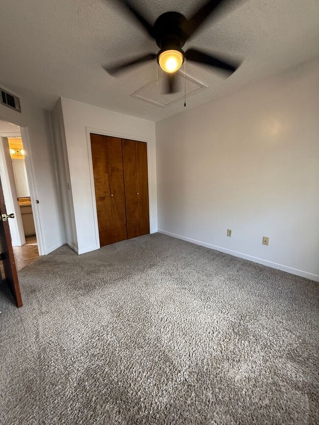 Building Photo - 126 Classic Ct