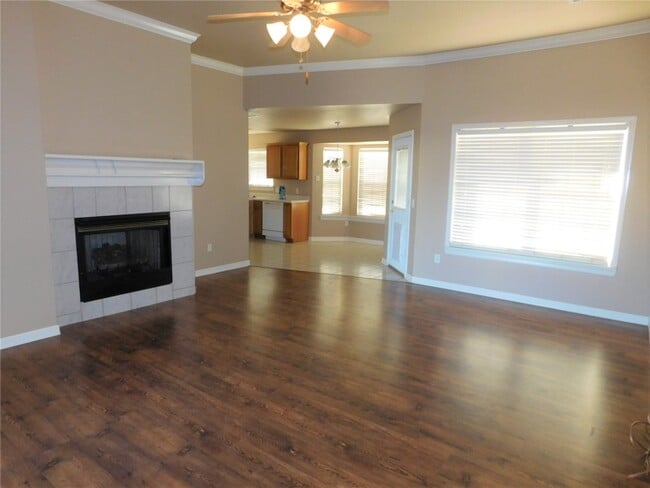 Building Photo - 910 SW Cheyenne Dr