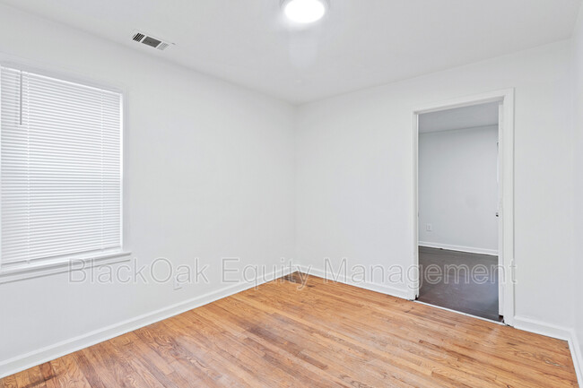 Building Photo - 1631 Longfield Ave
