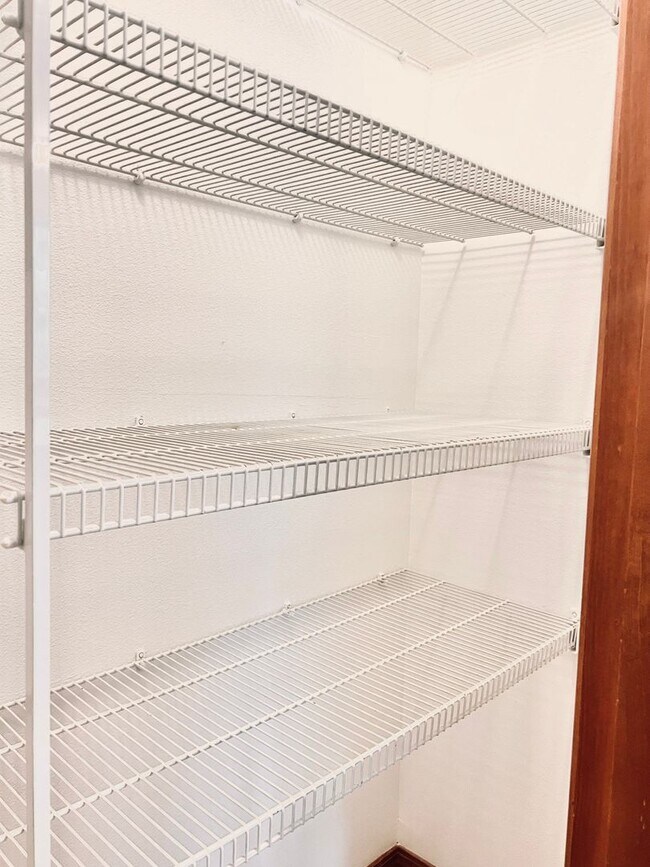 Building Photo - Enormous 4 Bed 2.5Bath + Bonus Room Great Lacey Neighborhood