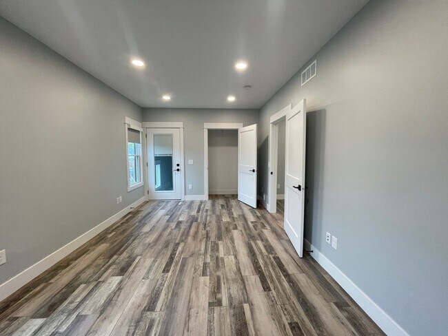Building Photo - Beautiful One Bedroom in Cherry Hill - All Utilities Including WiFi are included!