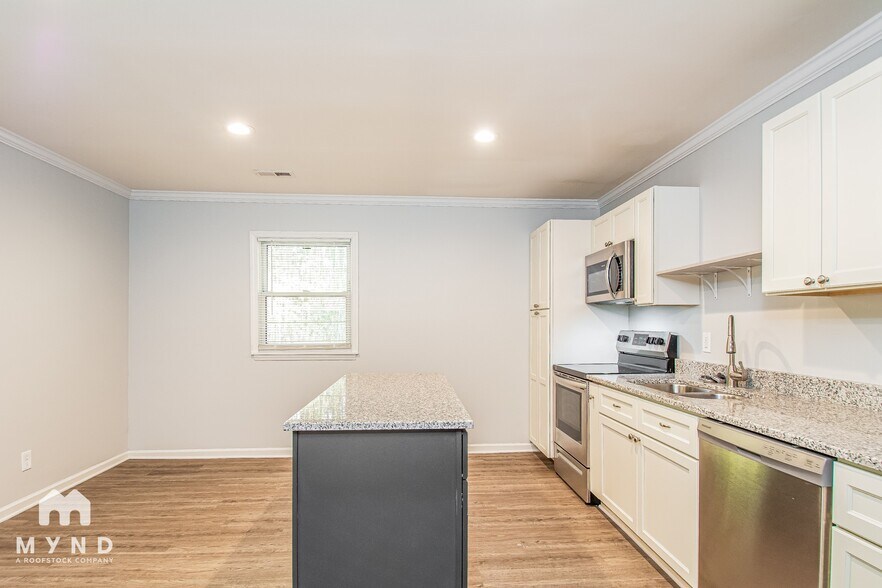 Building Photo - 2301 Charles St