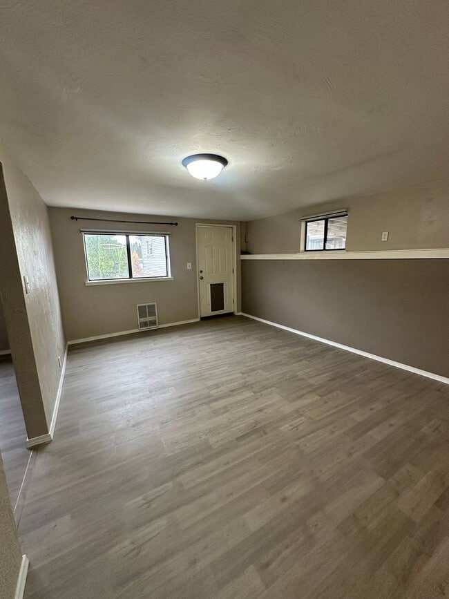 Building Photo - 9441 Maple Dr NE