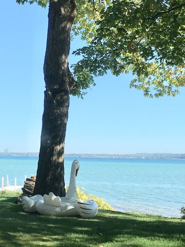 Building Photo - Home on East Bay – Impeccably Furnished Off-Season Retreat