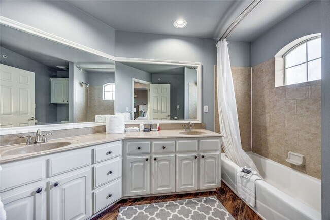 Building Photo - 290 Tanglewood Cir