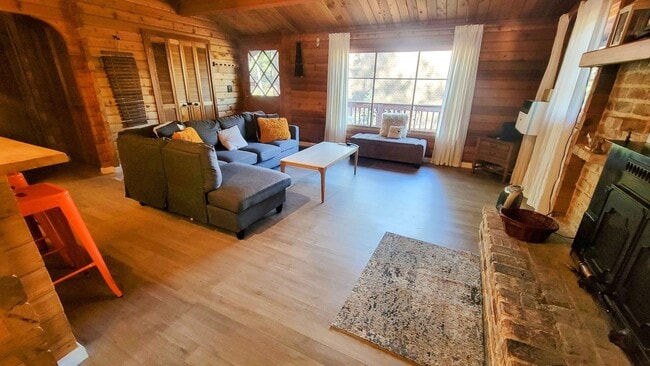 Building Photo - Delightful Log Home in the Trees - 2 Bed 1 Bath