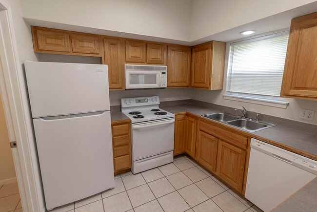 Building Photo - 5000 Derby Ridge Dr