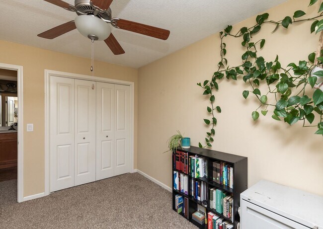 Building Photo - END UNIT!!  3 Bedroom, 2.5 Bathroom Townhome in West Des Moines!