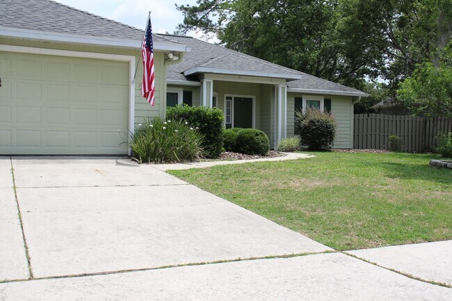 Building Photo - Spacious 3/2 in Eagle Point