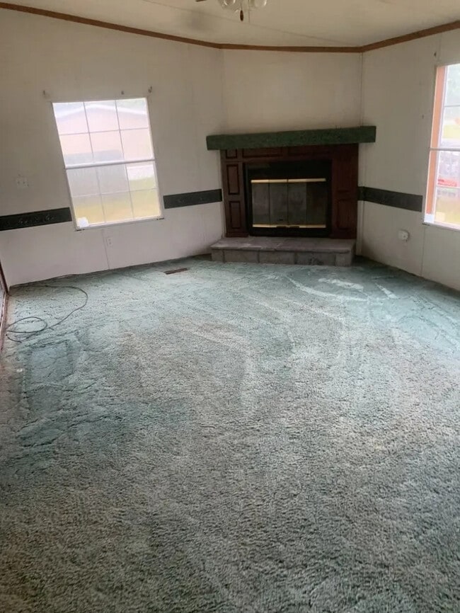 Building Photo - 3 Bedroom 2 Bedroom House