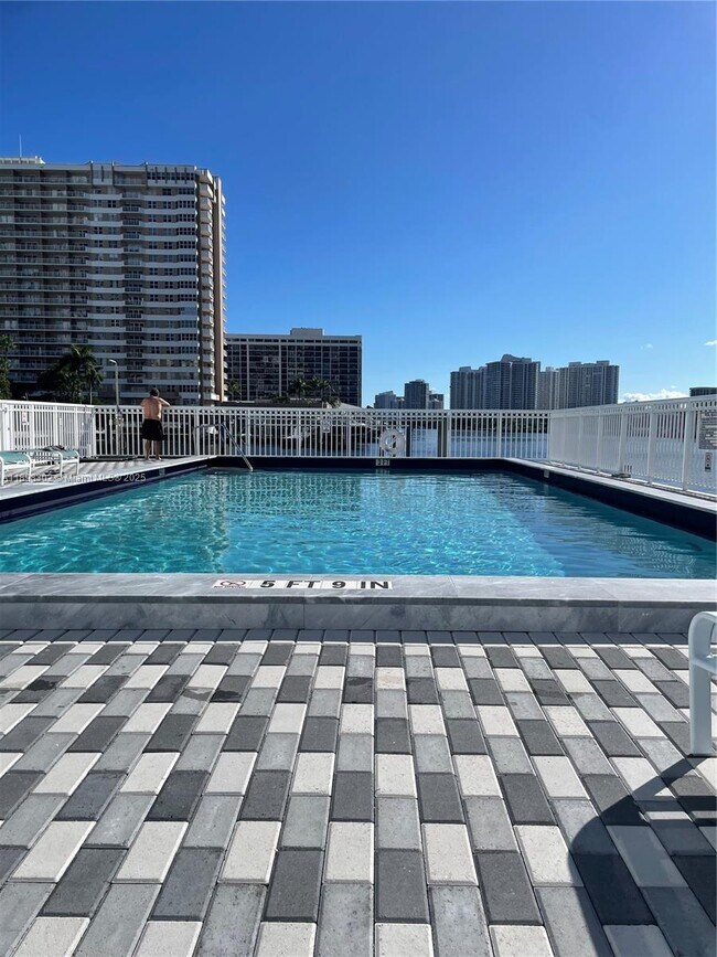 Building Photo - 1913 S Ocean Dr