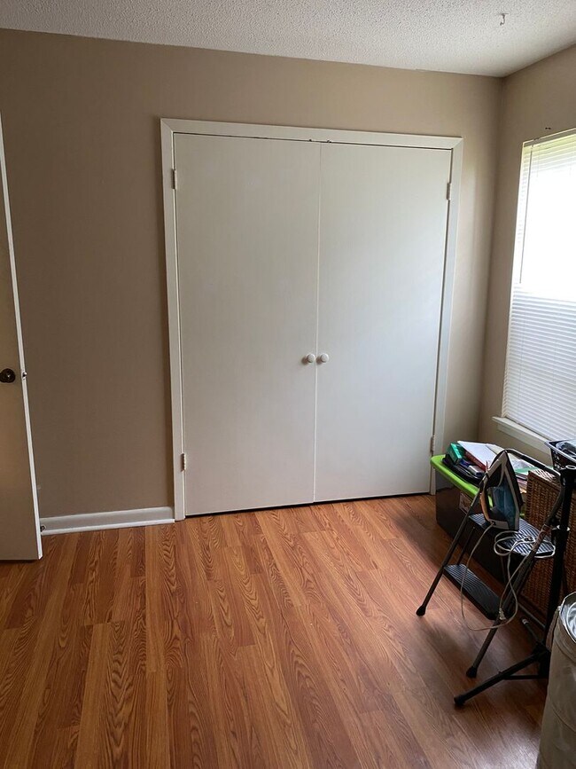 Building Photo - 114 Helen Cir