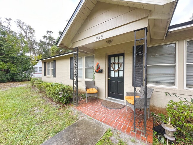 Primary Photo - Awesome 2 Bedroom House Directly Behind Mi...