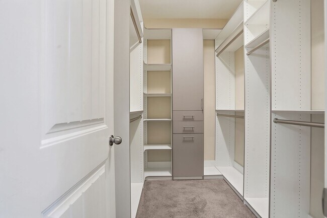 Building Photo - FIRST FLOOR MASTER BEDROOM-END UNIT-GREAT ...