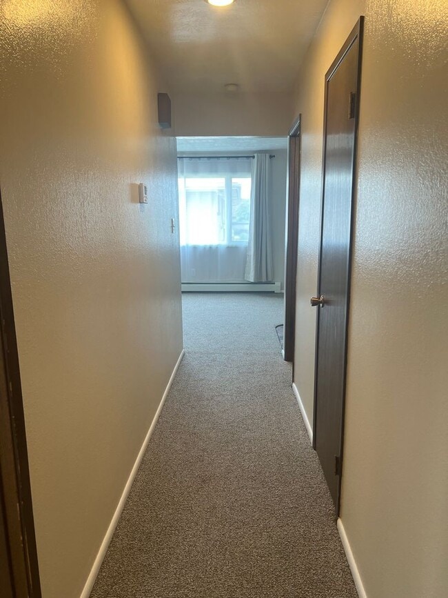 Building Photo - Extra Large 2 bedroom 1.5 Bath Centrally L...