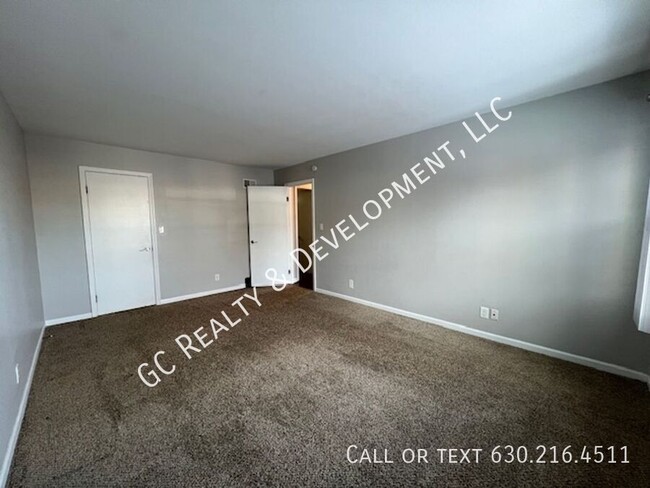 Building Photo - *** UPDATED UNITS / 2 BDRM / W&D IN BUILDI...