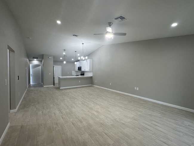 Building Photo - "Spacious 3-Bedroom Duplex Oasis with 2 Fu...